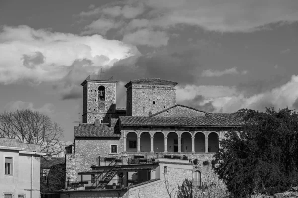 城は古代の村のかなりの部分を占めている 1100年頃にシチリア王ロジャー2世ノーマンの娘クレメンティーナによって建設された — ストック写真