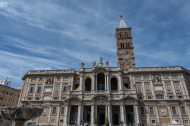 Santa Maria Maggiore Papalık Bazilikası, Roma 'nın dört papalık bazilikasından biridir, Cispio' nun tepesinde, Rione Monti ile Esquilino arasında yer alır..