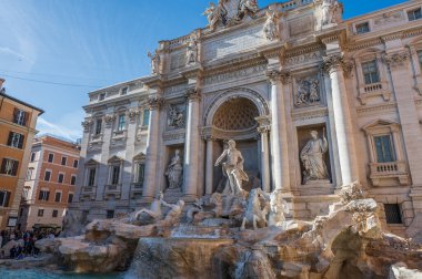 Trevi Çeşmesi, Roma 'daki en büyük çeşmedir. 1732 'de başladı ve nihayet 1759' da oğlu Virginio 'nun yardımıyla Pietro Bracci' ye emanet edildi..