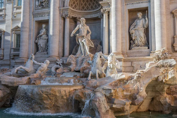 乌里韦喷泉是罗马最有名的喷泉之一 从1732年开始 它最终在1759年被委托给皮埃特罗 布拉奇 由他的儿子维吉诺帮助 — 图库照片