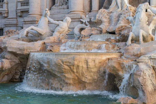 乌里韦喷泉是罗马最有名的喷泉之一 从1732年开始 它最终在1759年被委托给皮埃特罗 布拉奇 由他的儿子维吉诺帮助 — 图库照片