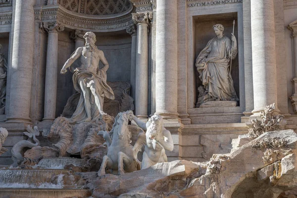トレビの泉はローマで最も有名な噴水の一つです 1732年に始まり 最終的に1759年に息子のバージニアの助けを借りてピエトロ ブラッチに託された — ストック写真