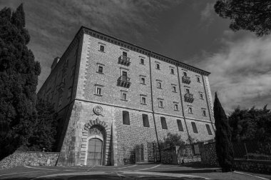 Montecassino Manastırı, Lazio 'da Montecassino' nun tepesinde yer alan bir Benedictine manastırıdır. Santa Scolastica manastırı ile birlikte İtalya 'nın en eski manastırıdır..