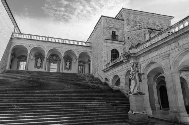 Montecassino Manastırı, Lazio 'da Montecassino' nun tepesinde yer alan bir Benedictine manastırıdır. Santa Scolastica manastırı ile birlikte İtalya 'nın en eski manastırıdır..