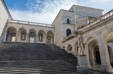 Montecassino Manastırı, Lazio 'da Montecassino' nun tepesinde yer alan bir Benedictine manastırıdır. Santa Scolastica manastırı ile birlikte İtalya 'nın en eski manastırıdır..
