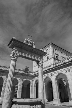 Montecassino Manastırı, Lazio 'da Montecassino' nun tepesinde yer alan bir Benedictine manastırıdır. Santa Scolastica manastırı ile birlikte İtalya 'nın en eski manastırıdır..