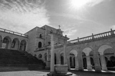 Montecassino Manastırı, Lazio 'da Montecassino' nun tepesinde yer alan bir Benedictine manastırıdır. Santa Scolastica manastırı ile birlikte İtalya 'nın en eski manastırıdır..