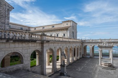 Montecassino Manastırı, Lazio 'da Montecassino' nun tepesinde yer alan bir Benedictine manastırıdır. Santa Scolastica manastırı ile birlikte İtalya 'nın en eski manastırıdır..