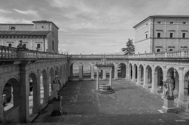 Montecassino Manastırı, Lazio 'da Montecassino' nun tepesinde yer alan bir Benedictine manastırıdır. Santa Scolastica manastırı ile birlikte İtalya 'nın en eski manastırıdır..