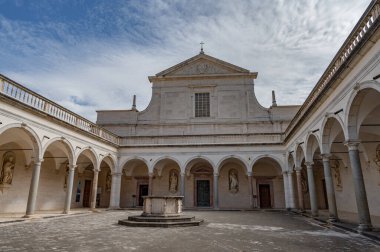 Montecassino Manastırı, Lazio 'da Montecassino' nun tepesinde yer alan bir Benedictine manastırıdır. Santa Scolastica manastırı ile birlikte İtalya 'nın en eski manastırıdır..