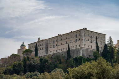 Montecassino Manastırı, Lazio 'da Montecassino' nun tepesinde yer alan bir Benedictine manastırıdır. Santa Scolastica manastırı ile birlikte İtalya 'nın en eski manastırıdır..