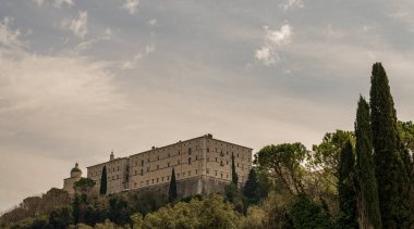 Montecassino Manastırı, Lazio 'da Montecassino' nun tepesinde yer alan bir Benedictine manastırıdır. Santa Scolastica manastırı ile birlikte İtalya 'nın en eski manastırıdır..