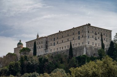 Montecassino Manastırı, Lazio 'da Montecassino' nun tepesinde yer alan bir Benedictine manastırıdır. Santa Scolastica manastırı ile birlikte İtalya 'nın en eski manastırıdır..