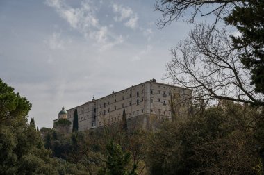 Montecassino Manastırı, Lazio 'da Montecassino' nun tepesinde yer alan bir Benedictine manastırıdır. Santa Scolastica manastırı ile birlikte İtalya 'nın en eski manastırıdır..
