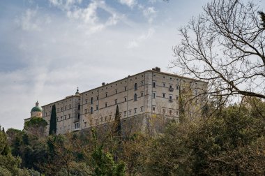 Montecassino Manastırı, Lazio 'da Montecassino' nun tepesinde yer alan bir Benedictine manastırıdır. Santa Scolastica manastırı ile birlikte İtalya 'nın en eski manastırıdır..