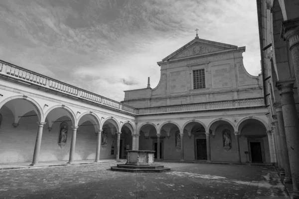 蒙特卡西诺修道院是位于拉齐奥蒙特卡西诺山顶的本笃会修道院 它是意大利最古老的修道院 同时也是圣斯科拉斯狄加修道院 — 图库照片