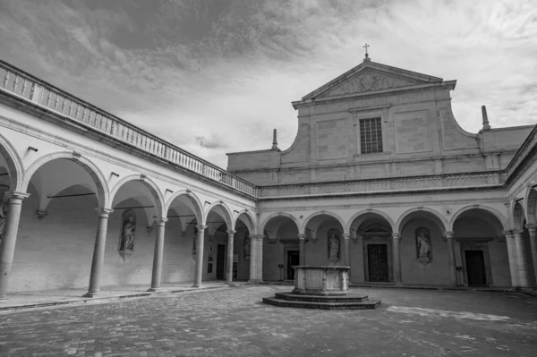 モンテカッシーノ修道院 Montecassino ラツィオ州モンテカッシーノの上にあるベネディクト会修道院である イタリアで最も古い修道院で サンタ スコラスティカ修道院と並んでいます — ストック写真