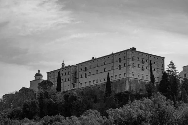 蒙特卡西诺修道院是位于拉齐奥蒙特卡西诺山顶的本笃会修道院 它是意大利最古老的修道院 同时也是圣斯科拉斯狄加修道院 — 图库照片