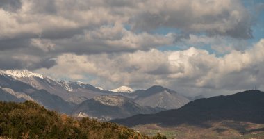 Molise, Adriyatik Denizi kıyısında uzanan bir İtalyan dağlık bölgesidir. Apennine Dağları 'ndaki Abruzzo Milli Parkı' nın zengin bir kısmını kapsıyor..