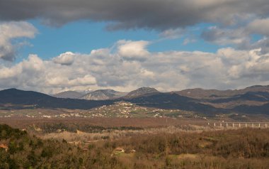 Molise, Adriyatik Denizi kıyısında uzanan bir İtalyan dağlık bölgesidir. Apennine Dağları 'ndaki Abruzzo Milli Parkı' nın zengin bir kısmını kapsıyor..