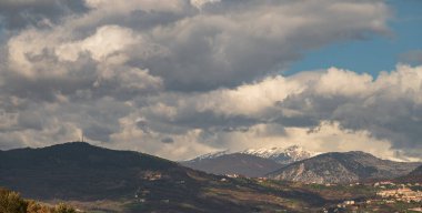 Molise, Adriyatik Denizi kıyısında uzanan bir İtalyan dağlık bölgesidir. Apennine Dağları 'ndaki Abruzzo Milli Parkı' nın zengin bir kısmını kapsıyor..