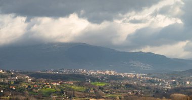 Molise, Adriyatik Denizi kıyısında uzanan bir İtalyan dağlık bölgesidir. Apennine Dağları 'ndaki Abruzzo Milli Parkı' nın zengin bir kısmını kapsıyor..
