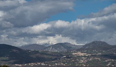 Molise, Adriyatik Denizi kıyısında uzanan bir İtalyan dağlık bölgesidir. Apennine Dağları 'ndaki Abruzzo Milli Parkı' nın zengin bir kısmını kapsıyor..