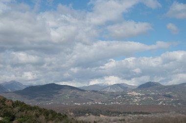 Molise, Adriyatik Denizi kıyısında uzanan bir İtalyan dağlık bölgesidir. Apennine Dağları 'ndaki Abruzzo Milli Parkı' nın zengin bir kısmını kapsıyor..