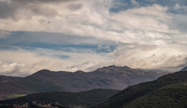 Molise, Adriyatik Denizi kıyısında uzanan bir İtalyan dağlık bölgesidir. Apennine Dağları 'ndaki Abruzzo Milli Parkı' nın zengin bir kısmını kapsıyor..