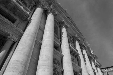 Vatikan 'da Aziz Peter Meydanı' nda bulunan Katolik bazilikası. İtalyan sanatının bir başyapıtıdır ve Roma 'nın simgelerinden biridir..