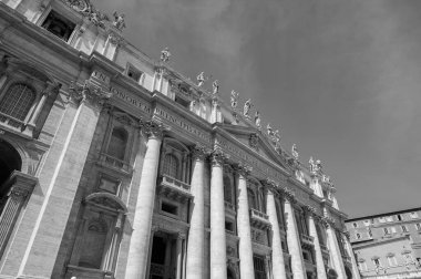 Vatikan 'da Aziz Peter Meydanı' nda bulunan Katolik bazilikası. İtalyan sanatının bir başyapıtıdır ve Roma 'nın simgelerinden biridir..