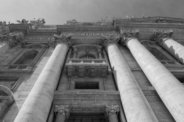 Vatikan 'da Aziz Peter Meydanı' nda bulunan Katolik bazilikası. İtalyan sanatının bir başyapıtıdır ve Roma 'nın simgelerinden biridir..
