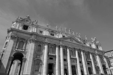 Vatikan 'da Aziz Peter Meydanı' nda bulunan Katolik bazilikası. İtalyan sanatının bir başyapıtıdır ve Roma 'nın simgelerinden biridir..