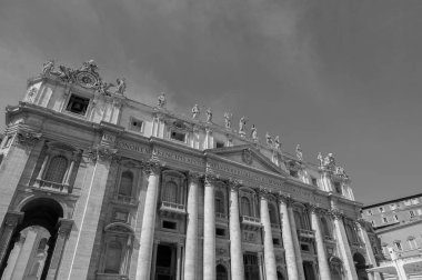 Vatikan 'da Aziz Peter Meydanı' nda bulunan Katolik bazilikası. İtalyan sanatının bir başyapıtıdır ve Roma 'nın simgelerinden biridir..