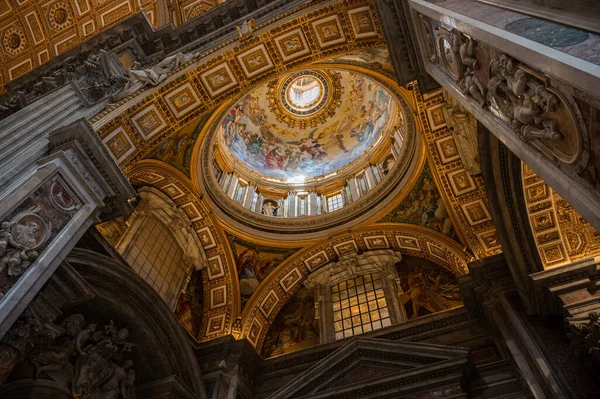 バチカン市国のサン ピエトロ広場にあるカトリック教会の聖堂で イタリア美術の傑作とローマのシンボルの一つで パノラマを支配しています — ストック写真