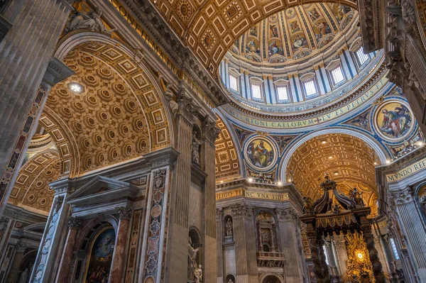 Onko Katolinen Basilika Sijaitsee Pyhän Pietarin Aukiolla Vatikaanivaltiossa Mestariteos Italialaista — kuvapankkivalokuva