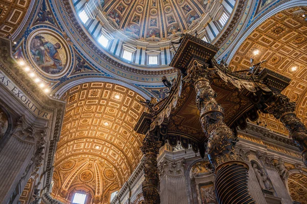 一座天主教大教堂坐落在梵蒂冈的圣彼得广场上 它是意大利艺术的杰作 也是罗马的象征之一 它主宰着整个罗马 — 图库照片