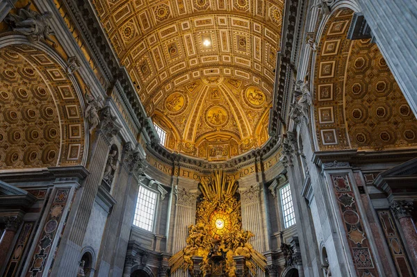 一座天主教大教堂坐落在梵蒂冈的圣彼得广场上 它是意大利艺术的杰作 也是罗马的象征之一 它主宰着整个罗马 — 图库照片