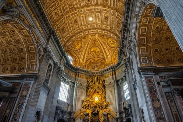 Uma Basílica Católica Localizada Praça São Pedro Estado Cidade Vaticano — Fotografia de Stock