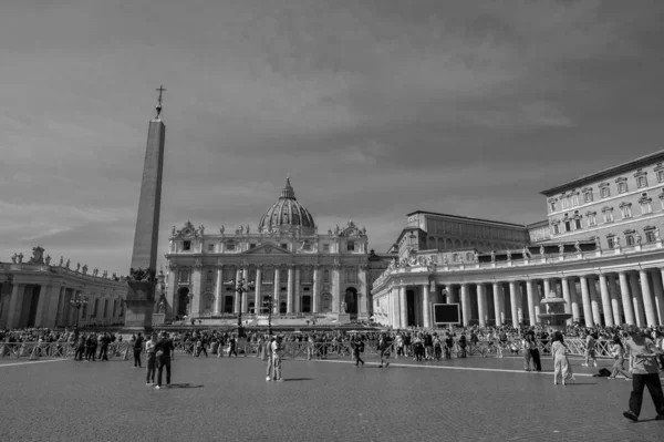바티칸 시국에 베드로 광장에 성당으로 이탈리아 미술의 로마의 상징중 하나이며 — 스톡 사진