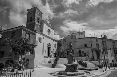 Kilise 21 Ağustos 1763 'te bir stoup üzerine yazılmış bir taş yazıtla kutsanmıştır. İç kısım üç göbeğe bölünmüş, her biri iki büyük kemerle ayrılmış..