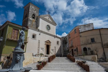 Kilise 21 Ağustos 1763 'te bir stoup üzerine yazılmış bir taş yazıtla kutsanmıştır. İç kısım üç göbeğe bölünmüş, her biri iki büyük kemerle ayrılmış..