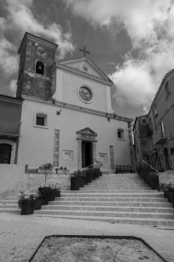 Kilise 21 Ağustos 1763 'te bir stoup üzerine yazılmış bir taş yazıtla kutsanmıştır. İç kısım üç göbeğe bölünmüş, her biri iki büyük kemerle ayrılmış..