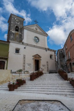 Kilise 21 Ağustos 1763 'te bir stoup üzerine yazılmış bir taş yazıtla kutsanmıştır. İç kısım üç göbeğe bölünmüş, her biri iki büyük kemerle ayrılmış..