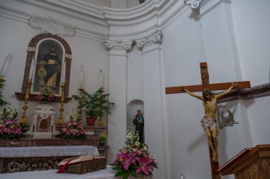 Kilise 21 Ağustos 1763 'te bir stoup üzerine yazılmış bir taş yazıtla kutsanmıştır. İç kısım üç göbeğe bölünmüş, her biri iki büyük kemerle ayrılmış..