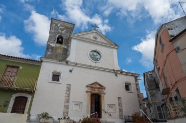 Kilise 21 Ağustos 1763 'te bir stoup üzerine yazılmış bir taş yazıtla kutsanmıştır. İç kısım üç göbeğe bölünmüş, her biri iki büyük kemerle ayrılmış..