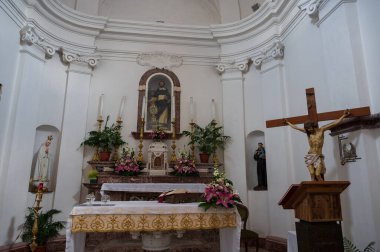 Kilise 21 Ağustos 1763 'te bir stoup üzerine yazılmış bir taş yazıtla kutsanmıştır. İç kısım üç göbeğe bölünmüş, her biri iki büyük kemerle ayrılmış..