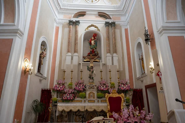 圣母座堂 献给教区名义上的圣徒 大天使圣米迦勒 圣徒的雕像和最近修复的三张18世纪的桌子弥足珍贵 — 图库照片