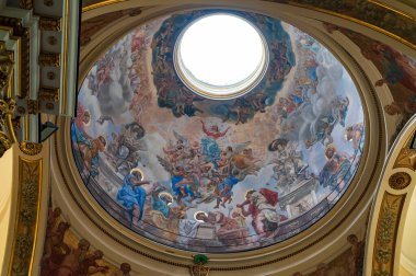 Isernia, Molise. Havari Aziz Petrus Katedrali, Isernia şehrinin en önemli Katolik binasıdır..