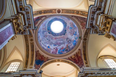 Isernia, Molise. Havari Aziz Petrus Katedrali, Isernia şehrinin en önemli Katolik binasıdır..